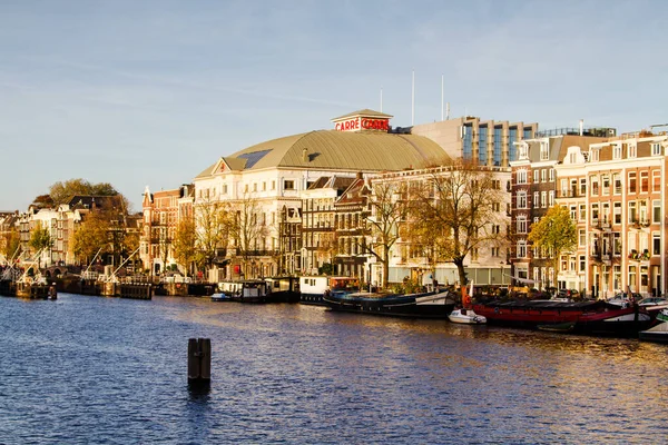 Amsterdam Países Bajos Noviembre Hermosas Casas Hojas Otoño Junto Canal —  Fotos de Stock