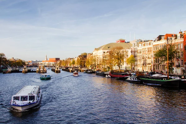 Amsterdam, Hollanda ve Avrupa 'da bir kanalda güzel evler