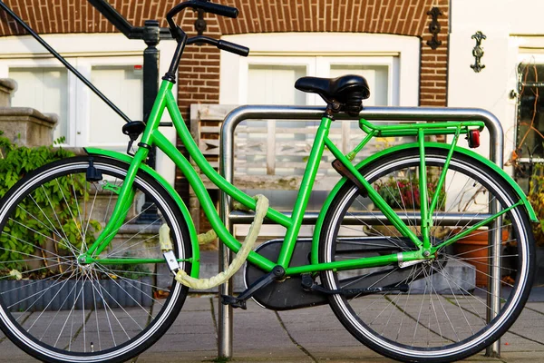 네덜란드 암스테르담에 정면에 주차되어 전통적 자전거 — 스톡 사진