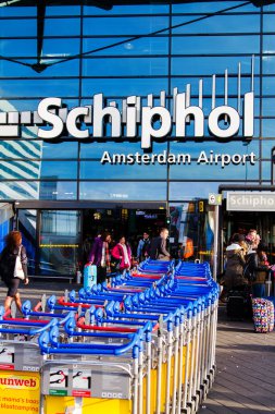 AMSTERDAM, NETHERLANDS - NOVEMBER 08: Amsterdam Havalimanı Schiphol 'un 8 Kasım 2014 tarihinde Amsterdam, Hollanda' daki ana girişi. Hollanda 'nın ana uluslararası havaalanıdır..