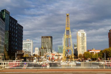 ROTTERDAM, NETHERLANDS 10 Kasım 2015 Rotterdam City Skyline, Hollanda. Rotterdam dünyanın en büyük limanlarından birine sahip..