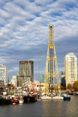 ROTTERDAM, NETHERLANDS 10 Kasım 2015 Rotterdam City Skyline, Hollanda. Rotterdam dünyanın en büyük limanlarından birine sahip..