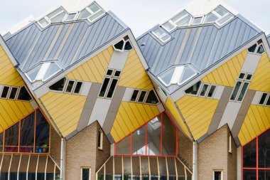 ROTTERDAM, NETHERLANDS - 10 Kasım 2014 'te Rotterdam, Hollanda' da Piet Blom tarafından tasarlanan ünlü küp evler. Her evin bir ağaç olduğu bir köyü temsil ediyorlar..