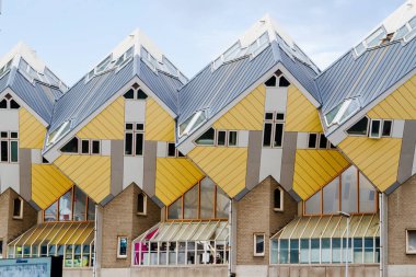 ROTTERDAM, NETHERLANDS - 10 Kasım 2014 'te Rotterdam, Hollanda' da Piet Blom tarafından tasarlanan ünlü küp evler. Her evin bir ağaç olduğu bir köyü temsil ediyorlar..