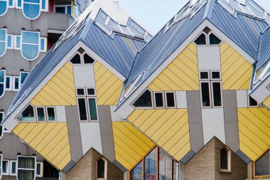 ROTTERDAM, NETHERLANDS - 10 Kasım 2014 'te Rotterdam, Hollanda' da Piet Blom tarafından tasarlanan ünlü küp evler. Her evin bir ağaç olduğu bir köyü temsil ediyorlar..