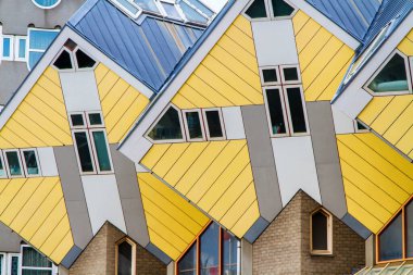 ROTTERDAM, NETHERLANDS - 10 Kasım 2014 'te Rotterdam, Hollanda' da Piet Blom tarafından tasarlanan ünlü küp evler. Her evin bir ağaç olduğu bir köyü temsil ediyorlar..