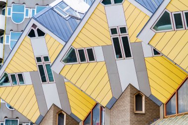 ROTTERDAM, NETHERLANDS - 10 Kasım 2014 'te Rotterdam, Hollanda' da Piet Blom tarafından tasarlanan ünlü küp evler. Her evin bir ağaç olduğu bir köyü temsil ediyorlar..