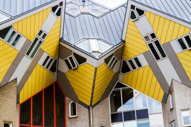 ROTTERDAM, NETHERLANDS - 10 Kasım 2014 'te Rotterdam, Hollanda' da Piet Blom tarafından tasarlanan ünlü küp evler. Her evin bir ağaç olduğu bir köyü temsil ediyorlar..