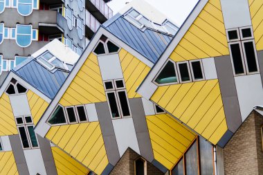 ROTTERDAM, NETHERLANDS - 10 Kasım 2014 'te Rotterdam, Hollanda' da Piet Blom tarafından tasarlanan ünlü küp evler. Her evin bir ağaç olduğu bir köyü temsil ediyorlar..