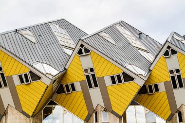 ROTTERDAM, NETHERLANDS - 10 Kasım 2014 'te Rotterdam, Hollanda' da Piet Blom tarafından tasarlanan ünlü küp evler. Her evin bir ağaç olduğu bir köyü temsil ediyorlar..