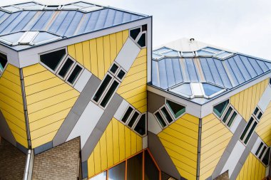 ROTTERDAM, NETHERLANDS - 10 Kasım 2014 'te Rotterdam, Hollanda' da Piet Blom tarafından tasarlanan ünlü küp evler. Her evin bir ağaç olduğu bir köyü temsil ediyorlar..