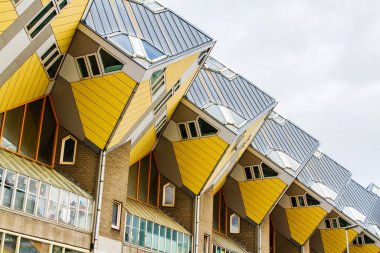 ROTTERDAM, NETHERLANDS - 10 Kasım 2014 'te Rotterdam, Hollanda' da Piet Blom tarafından tasarlanan ünlü küp evler. Her evin bir ağaç olduğu bir köyü temsil ediyorlar..