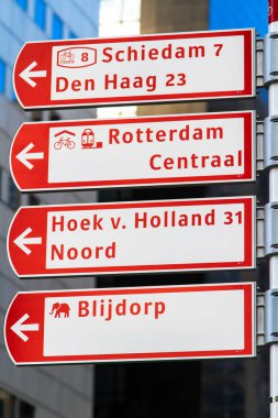 Bisiklet yolları Kılavuzu. Beyaz işaretiyle şehir adları, Hollanda