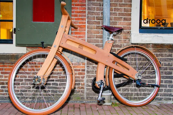 Trä Holländska Cykel Parkerad Framsidan Amsterdam Nederländerna — Stockfoto