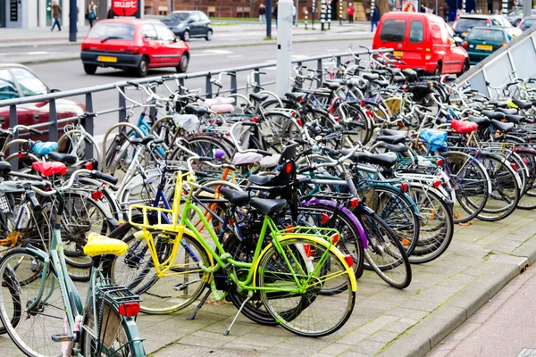 Rotterdam Países Bajos Noviembre Aparcamiento Para Bicicletas Junto Calle Rotterdam —  Fotos de Stock