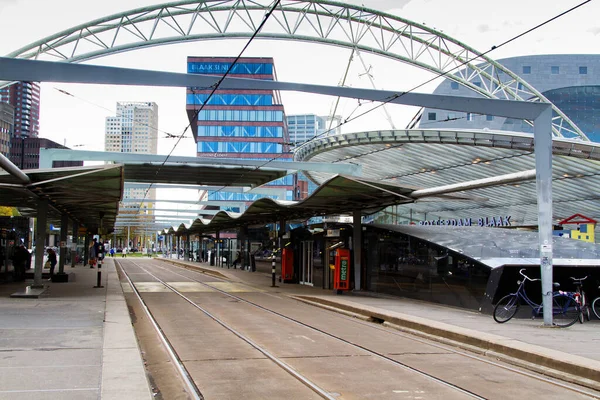 Rotterdam 2015年11月10日 オランダのロッテルダムにあるトラムの駅 ロッテルダムはオランダの大都市で 世界最大の港の一つです — ストック写真