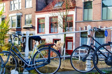 AMSTERDAM, NETHERLANDS - 10 Kasım 2014 'te Amsterdam, Hollanda' da bir köprü üzerinde bisiklet kuyruğu.