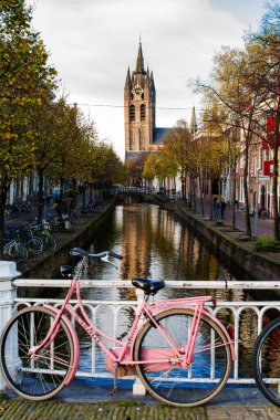 Bisikletler Hollanda, Amsterdam kanalları üzerinde bir köprü oluşturuyorlar.