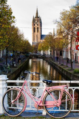 Bisikletler Hollanda, Amsterdam kanalları üzerinde bir köprü oluşturuyorlar.