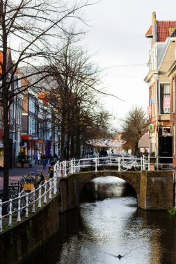 DELFT, NETHERLANDS - 10 Kasım 2014: Hollanda sokaklarında. Hollanda, Delft 'te Kanal