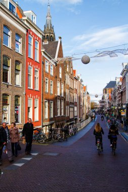 DELFT, NETHERLANDS - 12 Kasım 2014: Hollanda Delft 'in güzel mimarisi. Delft, kanalları olan kasaba merkezi nedeniyle popüler bir turistik merkezdir..