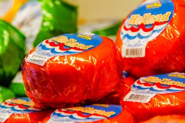 AMSTERDAM, NETHERLANDS - 10 Kasım 2014: Peynir 10 Kasım 2014 tarihinde Amsterdam, Hollanda 'da pazarda satışa sunuldu. Hollanda peynirleriyle ünlüdür..