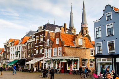 DELFT, NETHERLANDS - 10 Kasım 2014: Markt 'ın şehir manzarası (merkez kare). Delft - güzel korunmuş tarihi şehir - Orta Çağ Delft kırsal bir köyden bir şehre geliştirildi.
