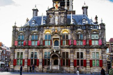 DELFT, NETHERLANDS - 10 Kasım 2014 tarihinde Hollanda Belediye Delft Salonu 'nun görüntüsü. Belediye Binası, Hollandalı mimar Hendrick de Keyser tarafından tasarlanan Rönesans tarzı bir binadır..