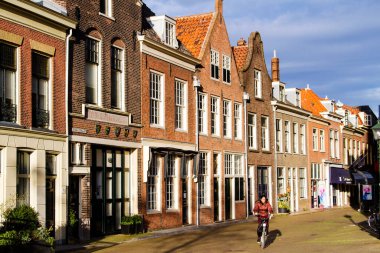 DELFT, NETHERLANDS - 10 Kasım 2014: 10 Kasım 2014 tarihinde Delft şehir manzarası. Ortaçağ Delft kırsalındaki bir köyden güzel bir şekilde korunmuş tarihi bir şehir..