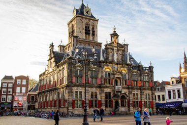 DELFT, NETHERLANDS - 10 Kasım 2014 tarihinde Hollanda Belediye Delft Salonu 'nun görüntüsü. Belediye Binası, Hollandalı mimar Hendrick de Keyser tarafından tasarlanan Rönesans tarzı bir binadır..
