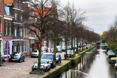 DELFT, NETHERLANDS - 10 Kasım 2014: Hollanda sokaklarında. Hollanda, Delft 'te Kanal