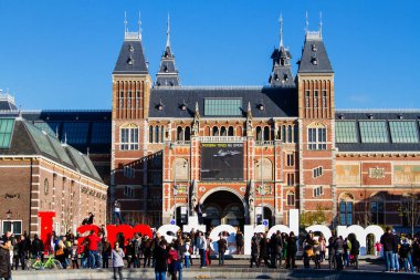 AMSTERDAM - 10 Kasım 2014 'te Amsterdam, Hollanda' da Rijksmuseum Amsterdam Müzesi 'nde IAMSTERDAM sözleriyle sergilenmektedir. Müze ilk olarak 1800 yılında halka açıldı..