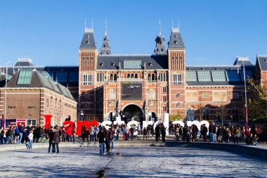 AMSTERDAM - 10 Kasım 2014 'te Amsterdam, Hollanda' da Rijksmuseum Amsterdam Müzesi 'nde IAMSTERDAM sözleriyle sergilenmektedir. Müze ilk olarak 1800 yılında halka açıldı..
