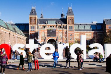 AMSTERDAM - 10 Kasım 2014 'te Amsterdam, Hollanda' da Rijksmuseum Amsterdam Müzesi 'nde IAMSTERDAM sözleriyle sergilenmektedir. Müze ilk olarak 1800 yılında halka açıldı..