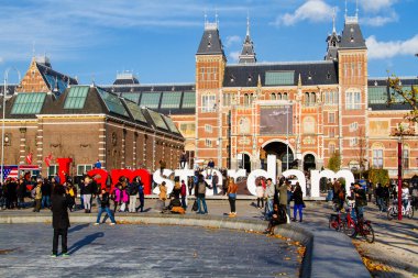 AMSTERDAM - 10 Kasım 2014 'te Amsterdam, Hollanda' da Rijksmuseum Amsterdam Müzesi 'nde IAMSTERDAM sözleriyle sergilenmektedir. Müze ilk olarak 1800 yılında halka açıldı..