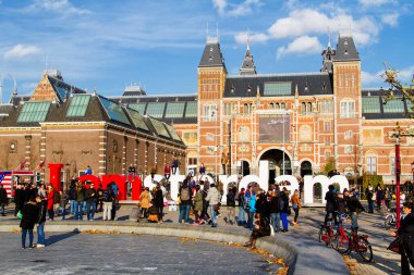 AMSTERDAM - 10 Kasım 2014 'te Amsterdam, Hollanda' da Rijksmuseum Amsterdam Müzesi 'nde IAMSTERDAM sözleriyle sergilenmektedir. Müze ilk olarak 1800 yılında halka açıldı..