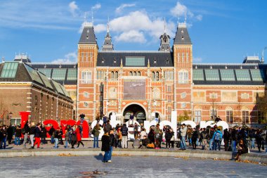 AMSTERDAM - 10 Kasım 2014 'te Amsterdam, Hollanda' da Rijksmuseum Amsterdam Müzesi 'nde IAMSTERDAM sözleriyle sergilenmektedir. Müze ilk olarak 1800 yılında halka açıldı..