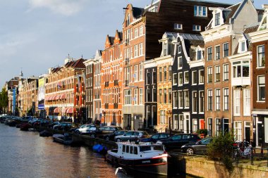 Amsterdam, Hollanda ve Avrupa 'da bir kanalda güzel evler