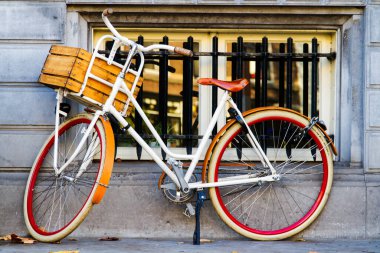 Geleneksel Hollanda bisikleti Amsterdam, Hollanda 'da park halinde.