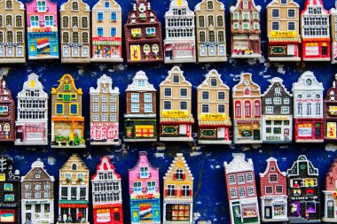 Hollanda 'daki Amsterdam Çiçek Pazarı' nda satılık minyatür Flaman evleri