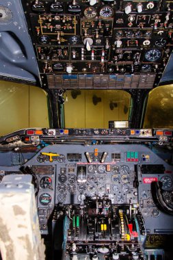Amsterfam Schiphol havaalanındaki kullanılmamış eski bir uçağın kokpitinin görüntüsü. Hollanda 'da.