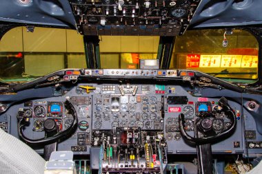 Amsterfam Schiphol havaalanındaki kullanılmamış eski bir uçağın kokpitinin görüntüsü. Hollanda 'da.