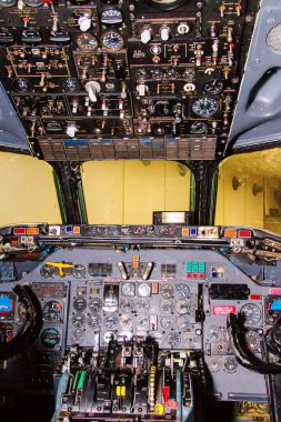 Amsterfam Schiphol havaalanındaki kullanılmamış eski bir uçağın kokpitinin görüntüsü. Hollanda 'da.