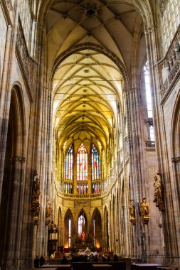 PRAG, CZECH REPUBLIC - 11 Kasım 2014: Çek Cumhuriyeti 'nin Prag kentindeki Saint Vitus Katedralinin İçi.