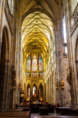 PRAG, CZECH REPUBLIC - 11 Kasım 2014: Çek Cumhuriyeti 'nin Prag kentindeki Saint Vitus Katedralinin İçi.