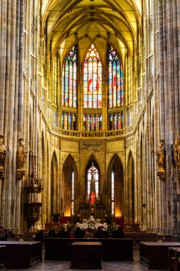 PRAG, CZECH REPUBLIC - 11 Kasım 2014: Çek Cumhuriyeti 'nin Prag kentindeki Saint Vitus Katedralinin İçi.