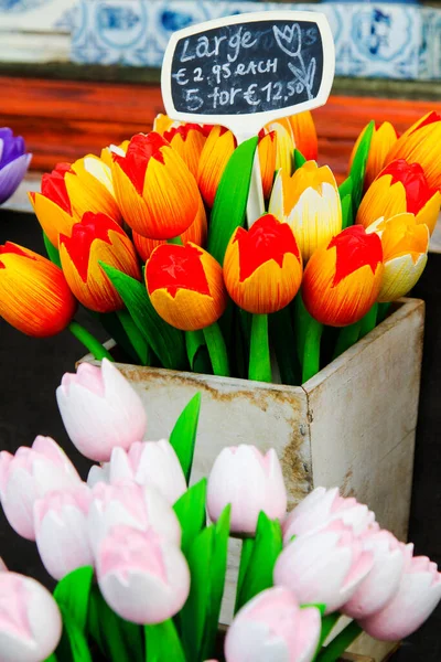 Tradycyjne Drewniane Kolorowe Tulipany Sklepie Pamiątkami Amsterdam Holandia — Zdjęcie stockowe