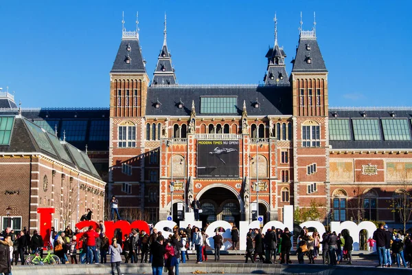 AMSTERDAM - 10 Kasım 2014 'te Amsterdam, Hollanda' da Rijksmuseum Amsterdam Müzesi 'nde IAMSTERDAM sözleriyle sergilenmektedir. Müze ilk olarak 1800 yılında halka açıldı..