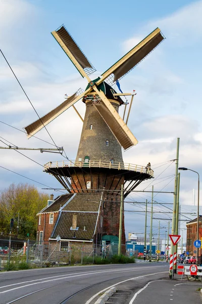 荷兰德尔夫特的一座古老的玉米风车 — 图库照片