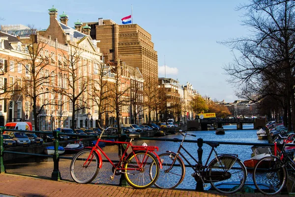 Bicicletas Bordeando Puente Sobre Los Canales Ámsterdam Países Bajos —  Fotos de Stock